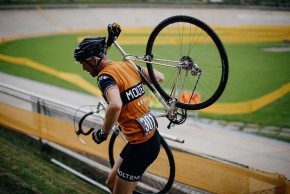 Grote Prijs Vol. V: Niels med sin cykel på nakken