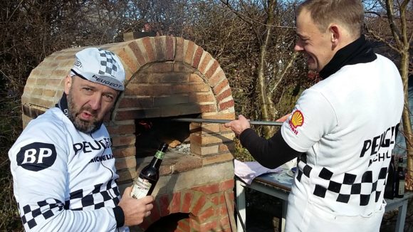 Jens bagte 16 pizzaer i den udendørs ovn