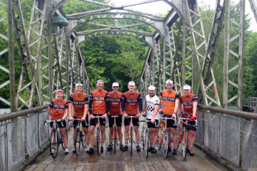 Squadra Molteni og Peugeot Re-Cycled på en bro i Silkeborg