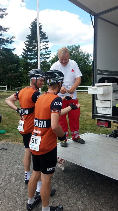 Løbslægen for Fyen Rundt 2016 uddeler medicin til rytterne