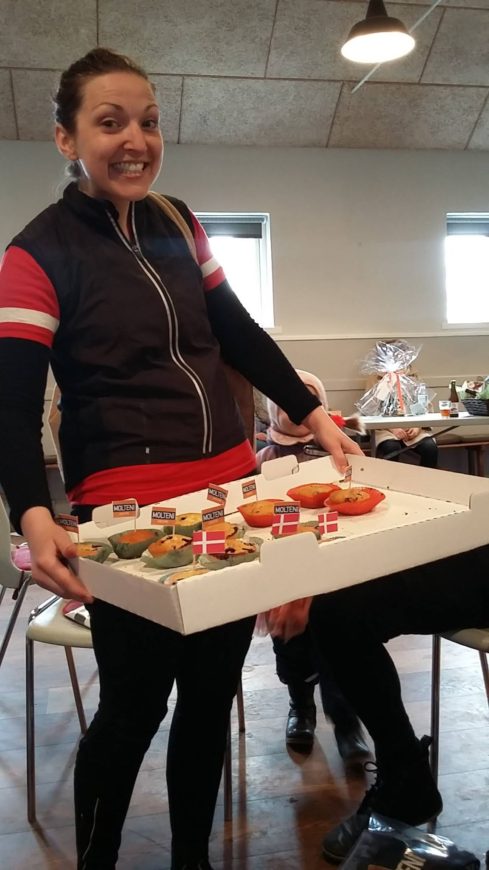 Maria har tage muffins med til rytterne efter Ronde Van Borum 2016
