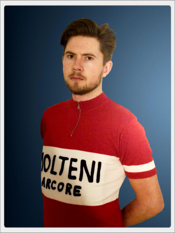 Mark Petersen viser trøjen fra Retro DM. En rød-hvid cykeltrøje i uld