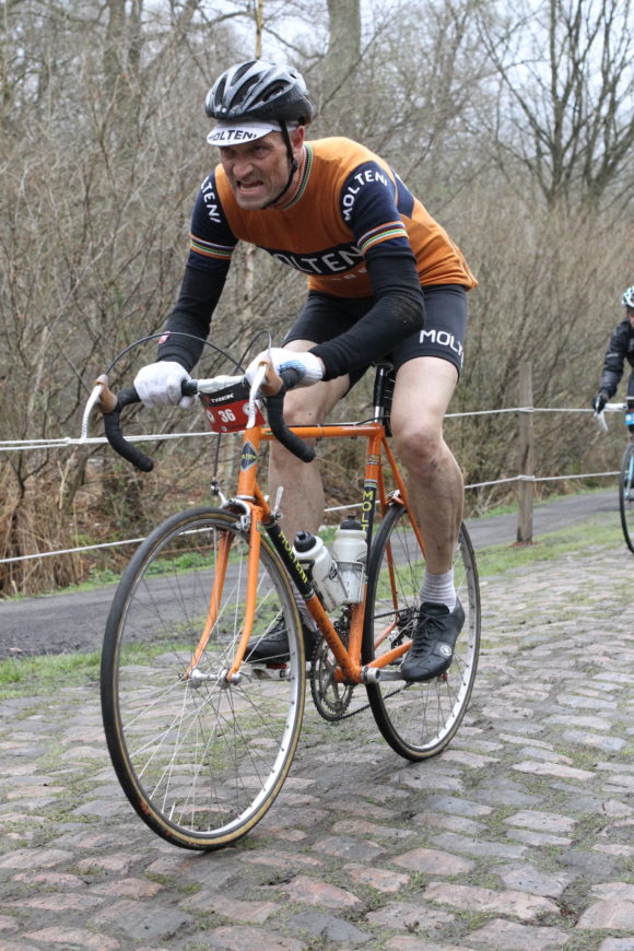 Niels Bjørnsteen fototgraferet på brostenene. I gang med sin helt egen forårsdag i helvede
