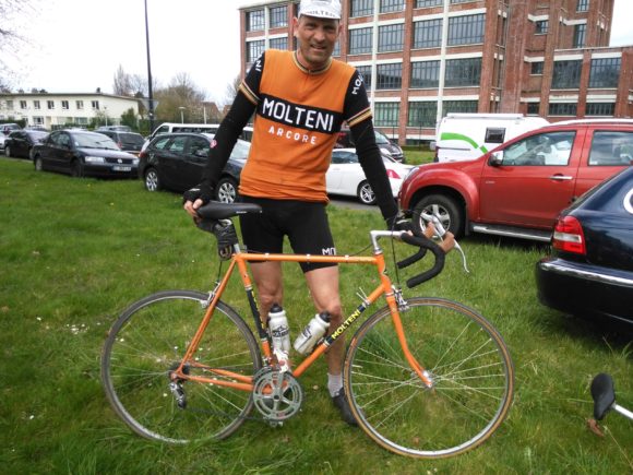 En forårsdag i helvede er overstået, og Niels er fotograferet med sin gamle stålcykel