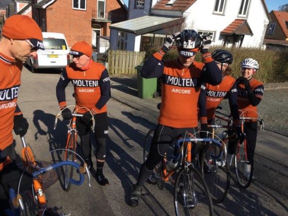 Inden træningen gøres der klar til det obligatoriske tifosibillede