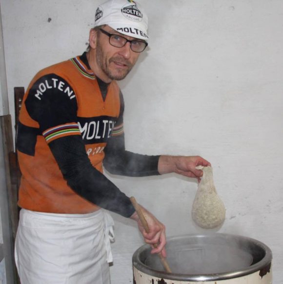 Eigil Leegaard har vinteren over produceret en special kulsort Molteni-bryg, med nye hemmelige enzymer og vitaminer