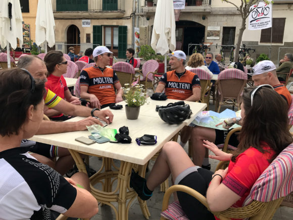 Der blev holdt et velfortjent og hyggeligt kaffestop på torvet i Petra