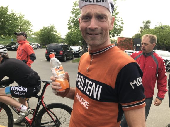 Niels nyder en velfortjent abrikosvand efter holdløb i Mårslet