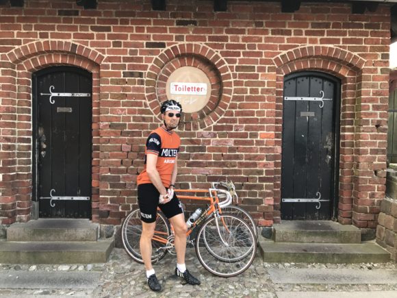Niels foran toiletterne på domkirkepladsen i Ribe