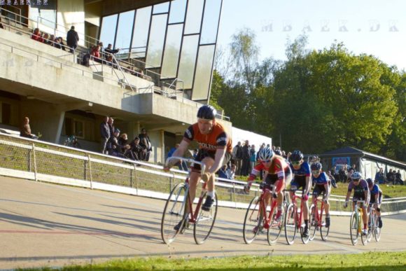 Gunnar Asmussens Æresløb 2016: Plastikcyklerne ligger i slipstrømmen på kaspers smukke klassiske stålbanecykel fra 1974