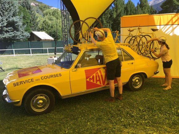 kasper og maria gør servicebilen klar