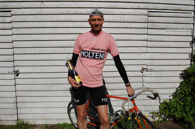 Det lykkedes Niels at forsvare Maglia Rosa ved Grejsdalsløbet 2015 - i mål ventede der belgisk øl fra arrangørerne