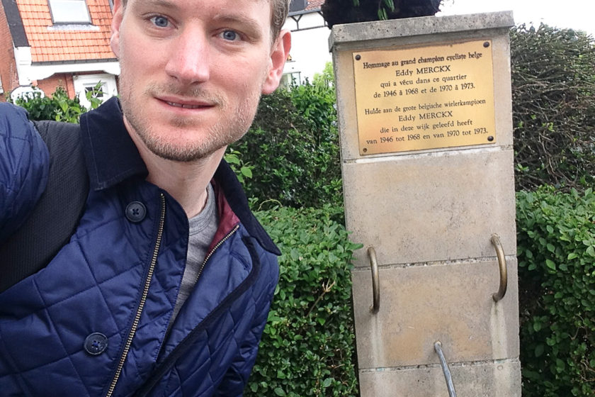 Kasper ved monumentet i Eddy Merckx's barndomsby