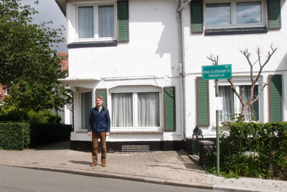 Kasper fotograferet forn den gamle købmandsforretning. Place des Bouvreuils i Woluwe-Saint-Pierre