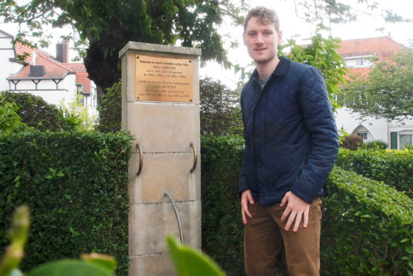 Kasper foran monumentet til Ære for Eddy Merckx. Place des Bouvreuils i Woluwe-Saint-Pierre