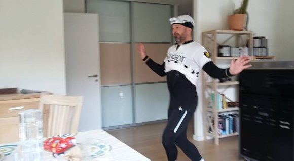 Morten i færd med at mime en bakke