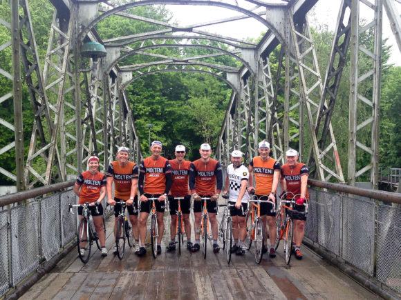 Squadra Molteni og Peugeot Re-Cycled på en bro i Silkeborg