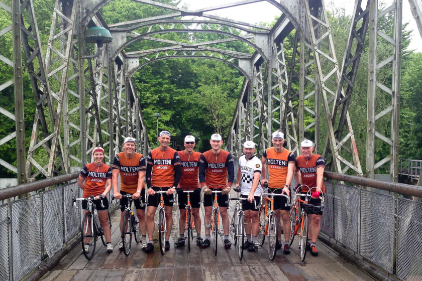 Squadra Molteni og Peugeot Re-Cycled på en bro i Silkeborg