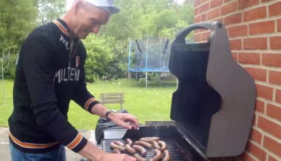 Niels sørger for at vende de hjemmelavede grillpølser