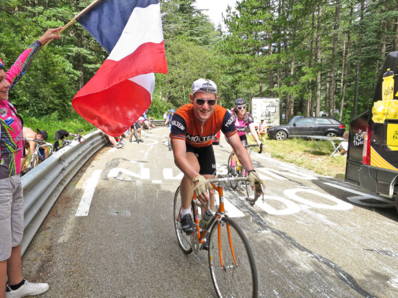 Kasper kører under det franske flag på Mont Ventoux