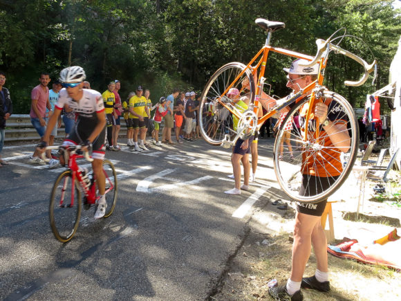 Kasper viser den orange stålcykel frem på bjergsiden