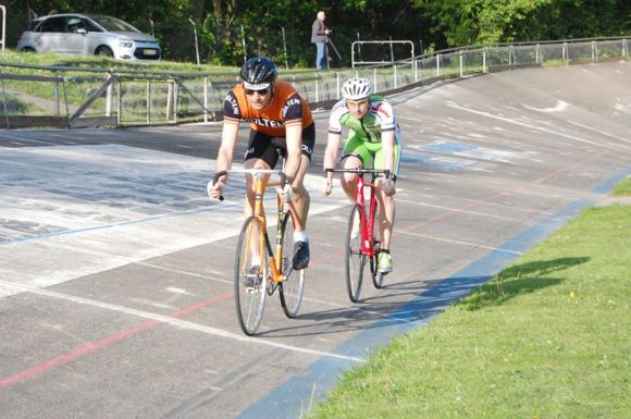 Niels tager en føring på Aarhus Cyklebane til Gunnar Asmussens Æresløb 2015